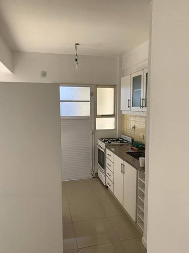 2 Amb Amplios Con Cochera Edificio Con Parrilla Y Pileta