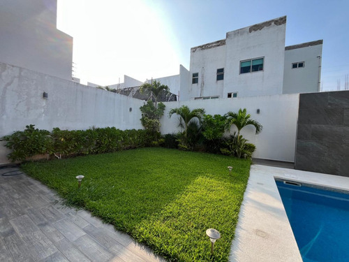 Casa En Venta En Costa De Oro, 4 Recámaras Cada Una Con Baño, Una De Ellas En Planta Baja, Alberca Y Jardín En Boca Del Río, Veracruz