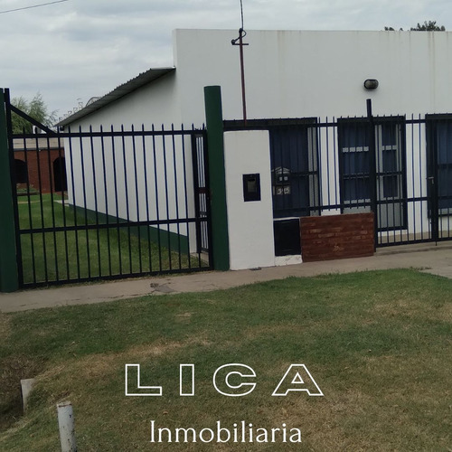 Imagen 2 de 18 de Casa Con Amplio Salón Ubicada En Calle J. Márquez 345 De La Ciudad De San Lorenzo