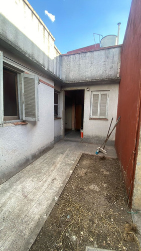Salon Al Frente Entrada Independiente Con Vivienda (sin Expensas)