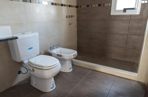 Duplex Venta 2 Dormitorios 2 Baños Cochera Y Jardín Terreno 100 Mts 2- Ringuelet