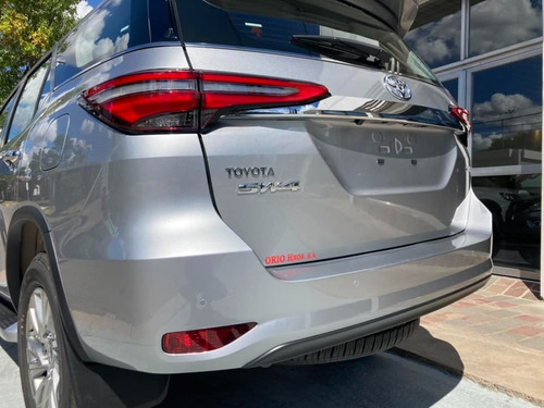 Imagen 5 de 17 de Toyota Sw4 2.8 Tdi 6 A/t 7 Asientos Srx 4x4 0km My2023