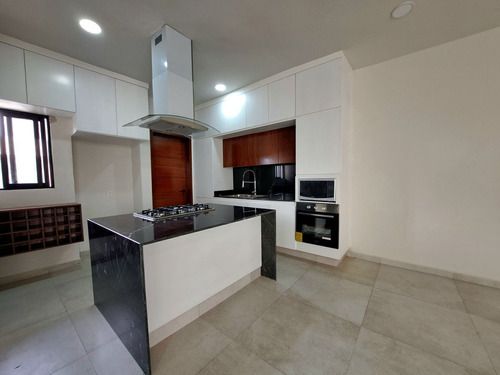 Venta De Residencia De 3 Recámaras, Al Norte De V. De A. Colima