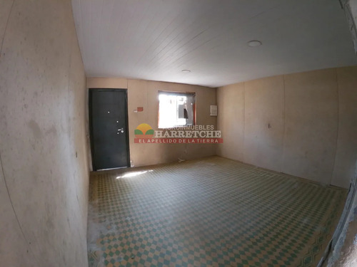 Casa En Villa Felicidad, 2 Dormitorios, Garaje.