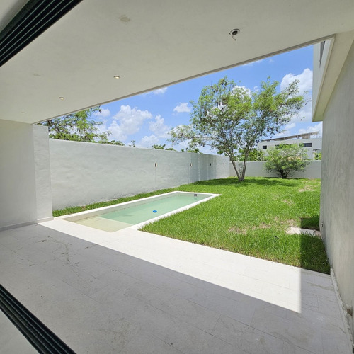 Casa En Venta En Privada Residencial Alura, Cholul.