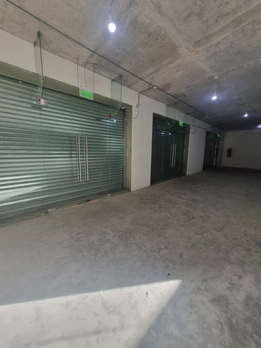 Edificio De 3 Pisos Con Locales Comerciales En Arriendo.