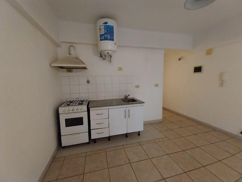 Venta Monoambiente Primer Piso, Con Cochera Descubierta En Morón Centro, Moron Norte.-