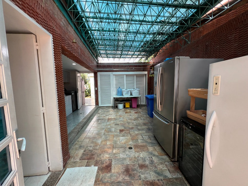 En Venta Casa Urbanización Colinas De Santa Mónica, Con Piscina Y Calle Cerrada.