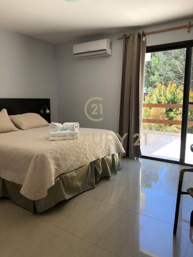 Oportunidad De Inversión En Solanas, Casa Duplex Con Piscina, Terraza.