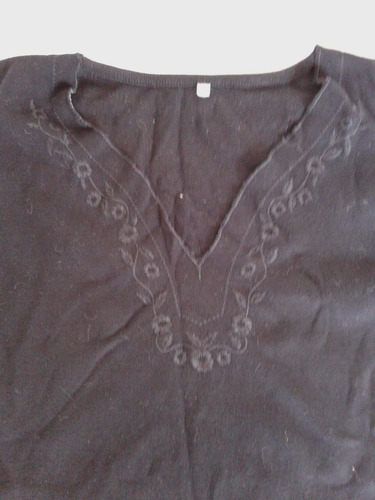 Remera Negra Con Bordado Talle M
