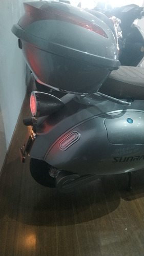 Imagen 10 de 25 de Scooter Electrico Vespa Sunra Litio Moto Electrica Retro
