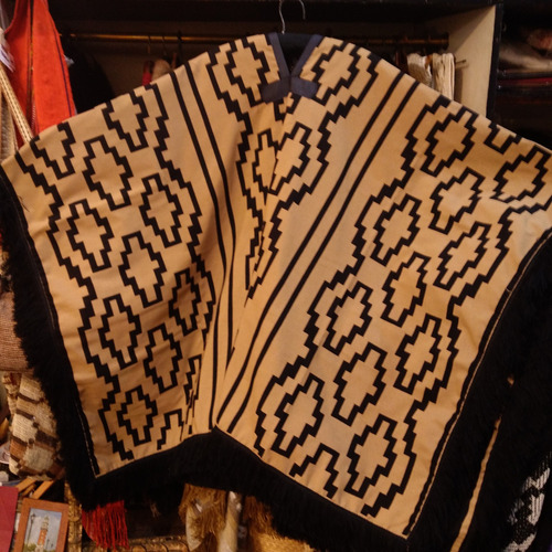 Poncho Negro Y Beige . Doble Tela Gde . Tuyunti Artesanias.