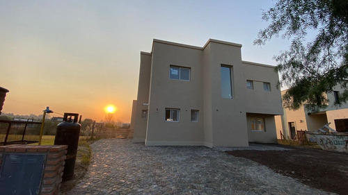 Imagen 2 de 16 de Casa En Venta A La Laguna Canton Norte A Estrenar