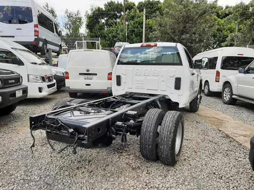 Imagen 4 de 8 de Chevrolet Silverado 2015 6.03500 Chasis Cab V8 Man At