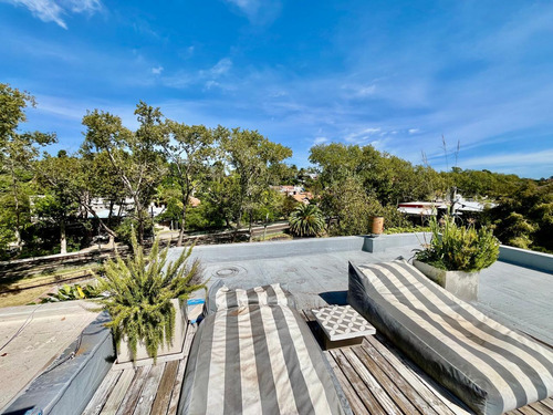 Acassuso Libertador Al Rio, Lindísima Casa En Venta Desarrollada En 3 Plantas