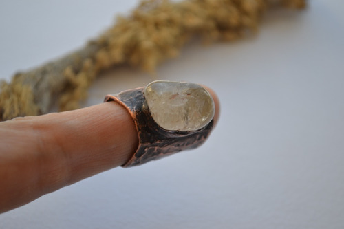 Imagen 7 de 7 de Anillo Texturado Con Piedra Natural Cuarzo Cristal Y Cobre