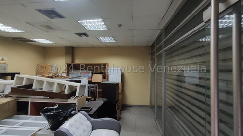 Maritza Lucena Alquila Local En Barquisimeto, #25-966- Para Establecer Un Negocio Prospero, Alta Afluencia Vehicular Y Peatonal, Mostrador, Almacén, Oficinas, Alarmas, Santamarías Eléctricas.