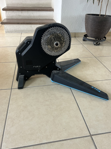 Rodillo De Entrenamiento Fijo Tacx Flux Con Cassette Incluid (Usado)