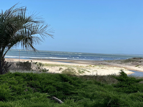 Exclusiva Residencia De Época A Pie De Playa Con Un Terreno Natural Y Vistas Espectaculares