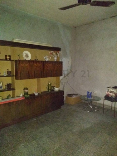 Imagen 5 de 8 de Local O Garage Con Vivienda Y Fondo Con Galpon