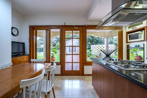 Venta/permuta Casa De 4 Dormitorios Con Amenities. San Marino, Funes Hills.