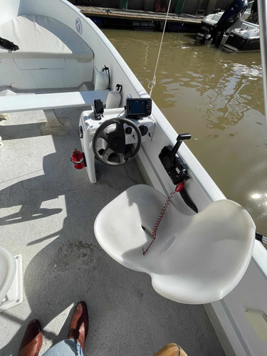 Imagen 7 de 15 de Tracker Lancha Usada Larsen Marine Suzuki 70 Hp 4 Tiempos