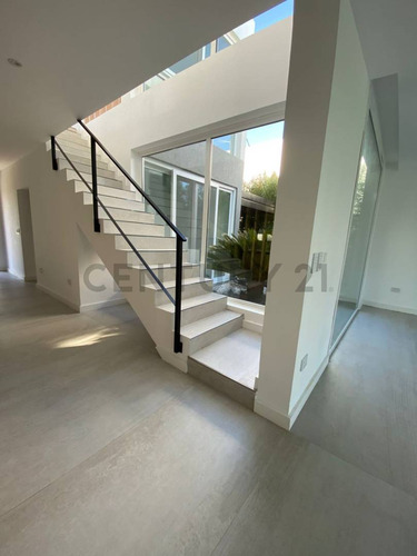Casa Minimalista Con Pileta