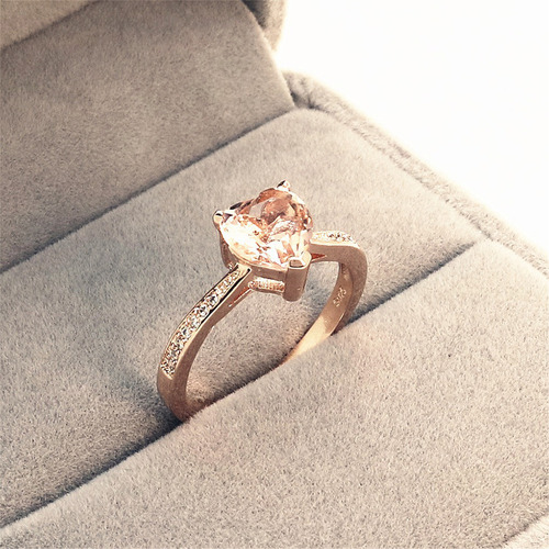 Anillo De Compromiso Con Cristal En Forma De Corazón En Oro