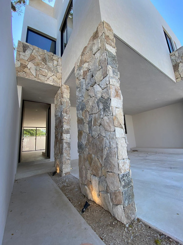 Casa En Venta De 3 Recamaras Con Cuarto De Servicio Ubicada En Montes De Ame.