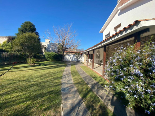 Venta Casa De Cuatro Dormitorios Con Amplio Jardín 220 M2 En Fisherton, Rosario