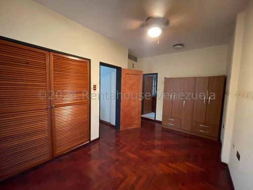 Casa En Venta Maracay Urb Andres Bello Con Piscina Y Parrillera En Buenas Condiciones Zona Norte Kg:24-24527