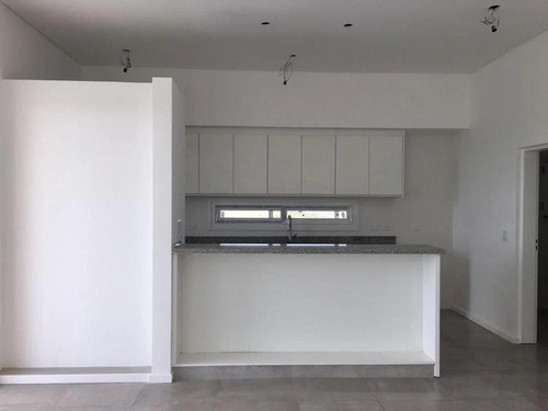 Imagen 7 de 17 de Casa En Venta En Barrio San Sebastian 4 Ambientes A Estrenar | Luis Tagle Al B1600