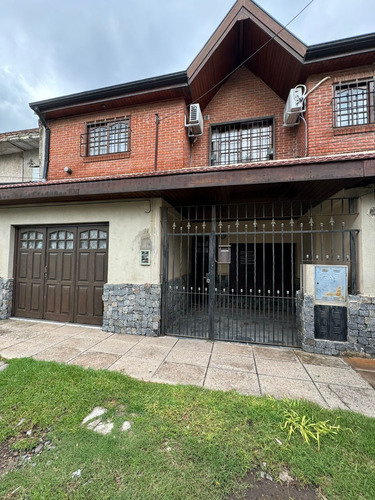  Tipo Casa De 2 Ambientes En Planta Baja Al Frente Con Amplio Garaje Y Patio, Villa Luzuriaga