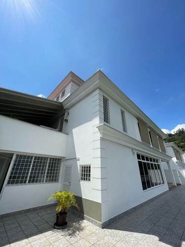 Casa Bifamiliar De Una Planta Para Alquiler En Cerro Verde