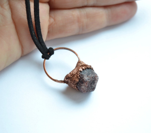 Imagen 2 de 5 de Collar Colgante De Piedra Preciosa Granate En Bruto Y Cobre
