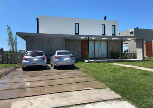 Casa En Venta En San Sebastian A La Laguna - Oportunidad!