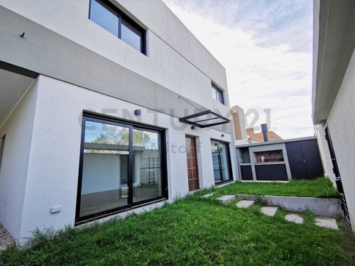 Imagen 2 de 23 de Dúplex En Venta De 3 Dormitorios En Gonnet, La Plata