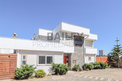 Casa En Venta De 8 Dorm. En Reñaca Cercana A Colegios