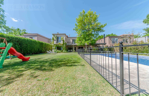 Casa Con 3 Dormitorios, Escritorio Y Playroom En Venta En Santa Barbara
