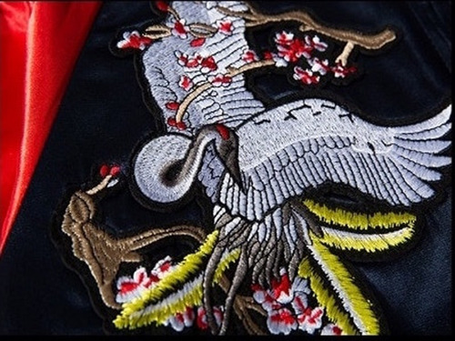 Imagen 6 de 10 de Chaqueta Bomber Bordado Japonés Grulla Azul Marino Y Rojo