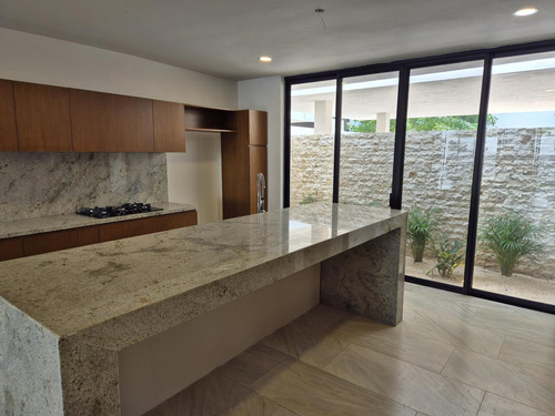 Residencia En Venta, Completamente Lista En Privada Con Casa Club De Lujo!
