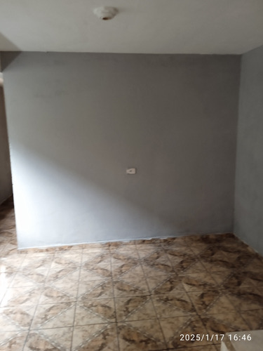 2 Casas Individuais A Do Fundo Com 4 Cômodos E Lavandcômodos