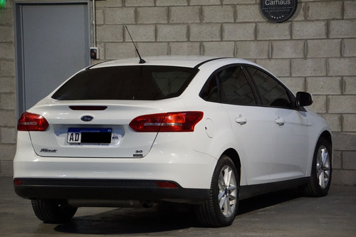 Ford Focus 4p 2.0 Mt Se-carhaus