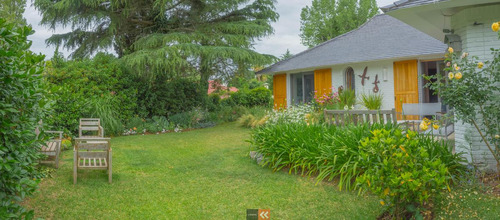 Casa En Punta Del Este, Rodeada De Arboles Y Jardines.
