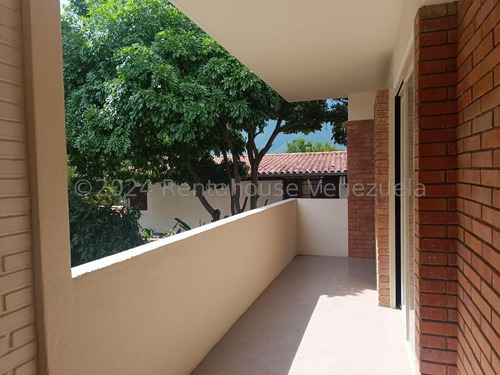 Imponente Casa Con Luz Natural Y Ventilacion En Venta En Chuao Yf