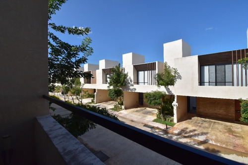 Townhouse En Venta En Marenta, Cholul