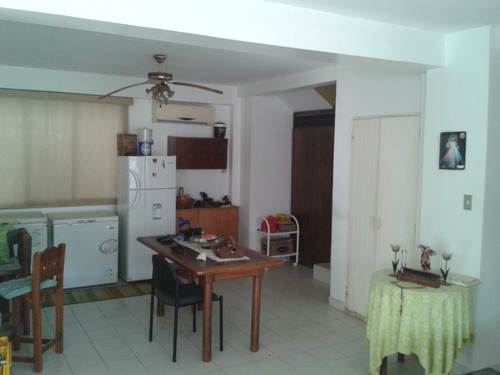 Imagen 8 de 11 de Rio Chico, Urb. Mercedes De Paparo Quinta Playera 2 Niveles. 5 Hab, 6 Baños,piscina,caney Parrillero.cercado Con Muros A Mts De La Playa Y Canal