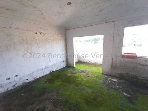 Hermosa Parcela De Terreno De 200 M2 Con Casa Estilo Duplex Construida Sobre Ella De Aproximadamente 160 M2, Su Distribucion Es Concepto Abierto En Obra Gris, Hermosas Vistas En Todos Sus Angulos,