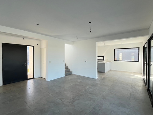 Casa A Estrenar En Barrio Riberas Puertos Escobar Lote Interno Pileta