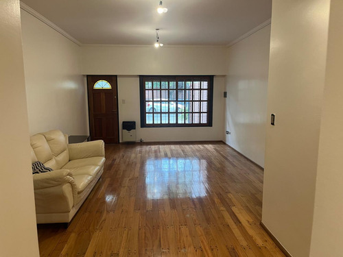 Venta - Casa 5 Ambientes - Monte Castro